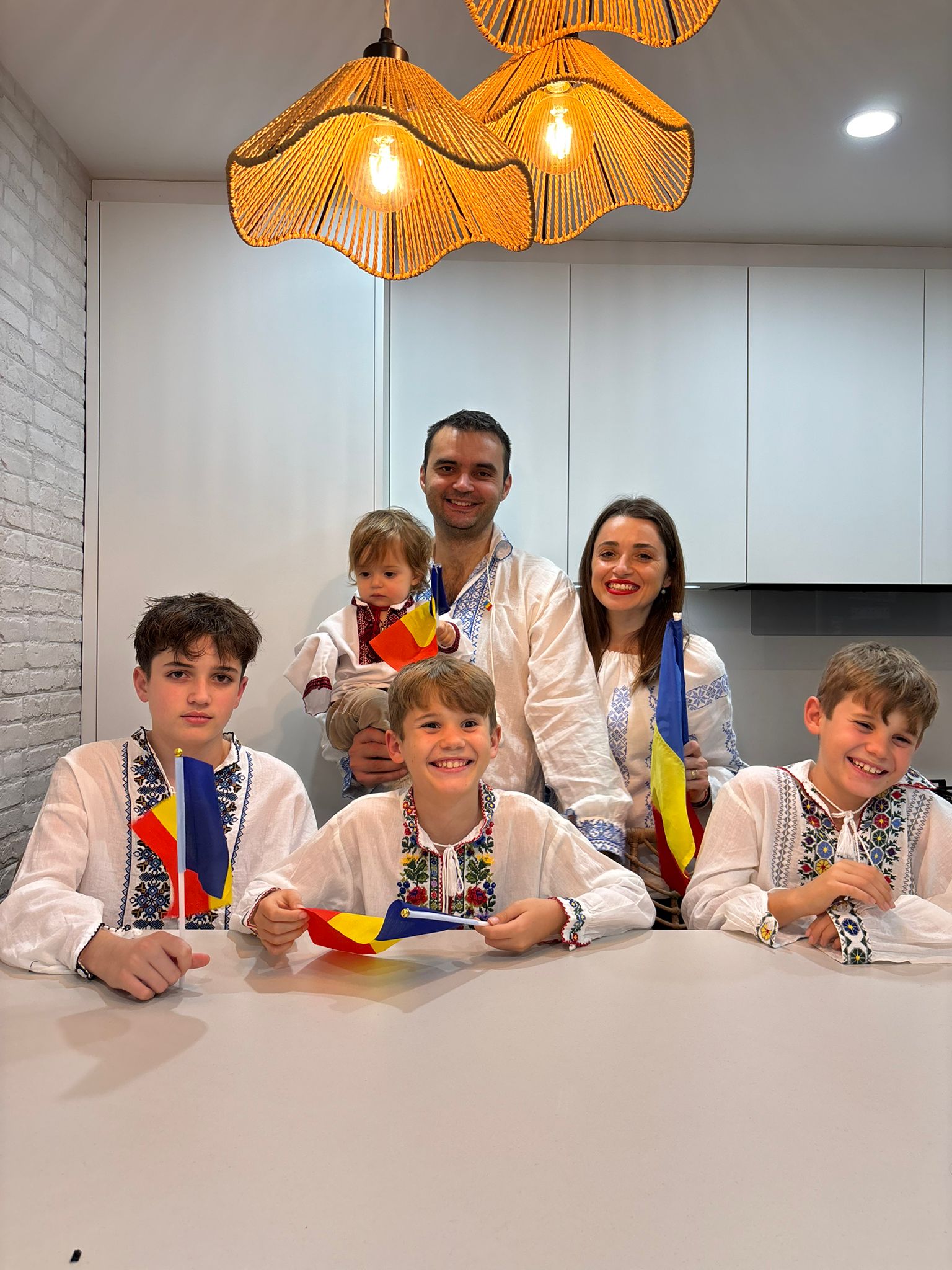 Doina împreună cu familia ei - soț și 4 băieți